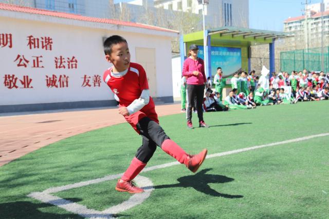 卡梅隆·安东尼赛后在场边鼓掌 并和布伦森拥抱致意